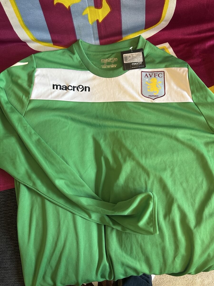 2012/13 Goalkeeper - green with white chest band