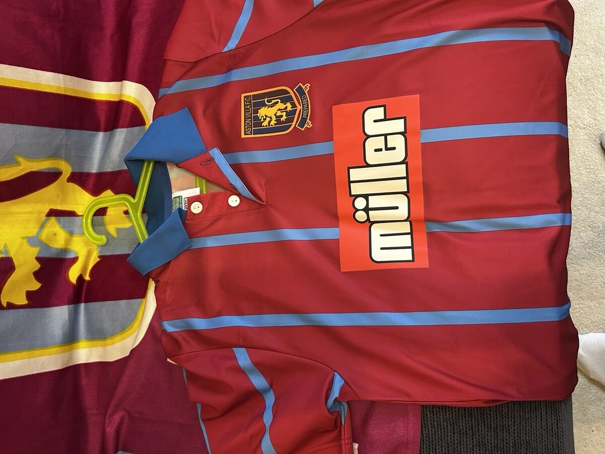 Vintage / retro - season to confirm Home / retro - claret with blue stripes and collar